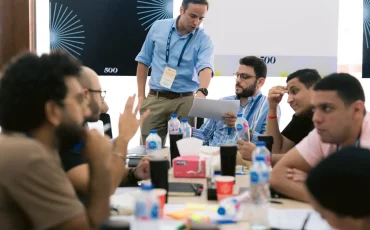 فريق عمل يناقش أبرز اتجاهات ريادة الأعمال ومستقبل الشركات الناشئة في اجتماع