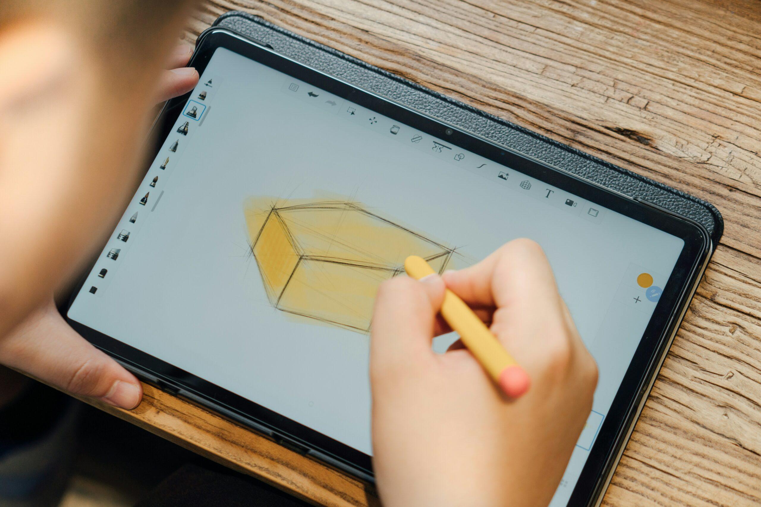 شخص يستخدم تطبيقًا ذكيًا للرسم الرقمي على تابلت في التعليم
